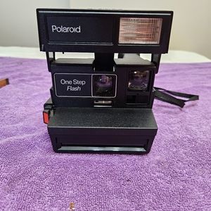 Polaroid Camera model#BQ1 1988 VH